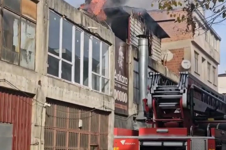 İnegöl’de mobilya imalathanesinde yangın 