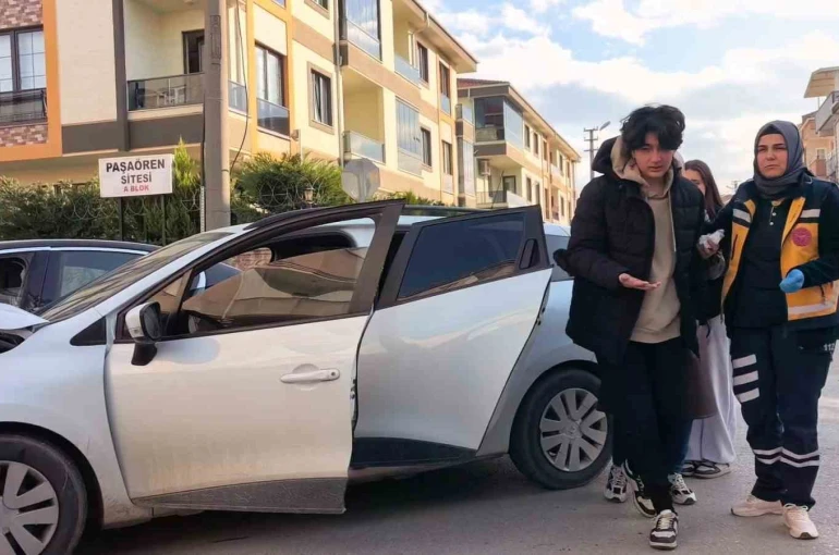 İnegöl’de otomobiller çarpıştı: 3 yaralı