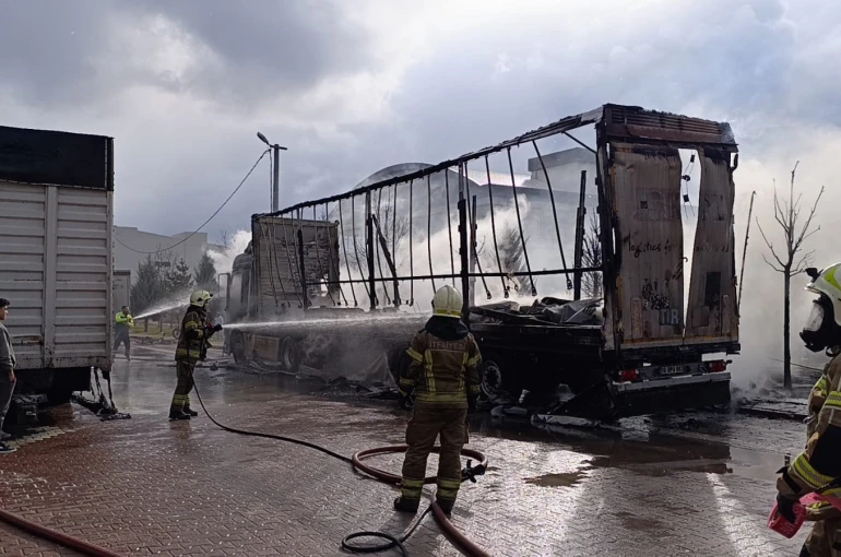 İnegöl’de park halindeki sünger ve mobilya yüklü tır dorseleri alev alev yandı 