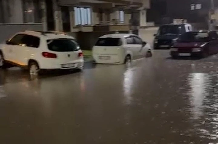 İnegöl’de sağanak hayatı felç etti 