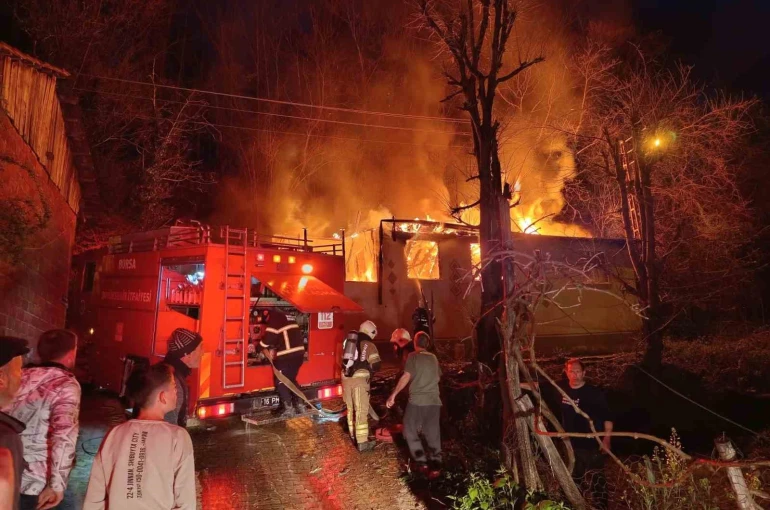 İnegöl’de tek katlı ev alev alev yandı