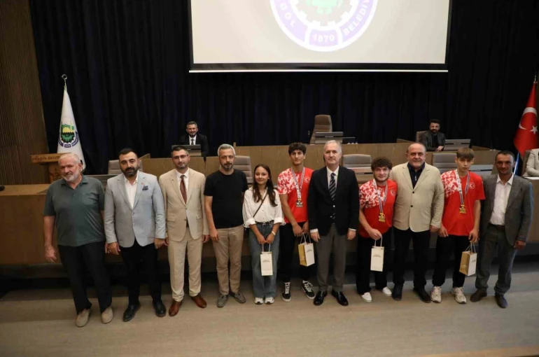 İnegöl’ün başarılı gençleri, mecliste onure edildi 