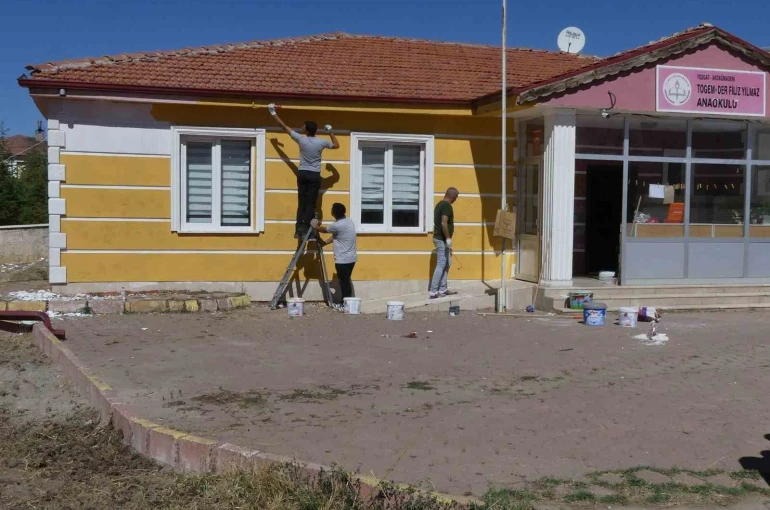 İnfaz Koruma memurları boş vakitlerinde okulların bakım ve onarımlarını gerçekleştiriyor