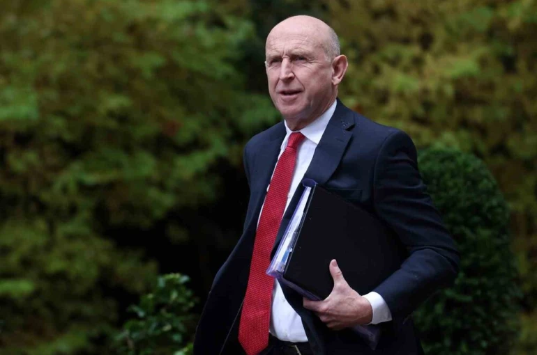 İngiltere Savunma Bakanı Healey: "Rus casus gemisi, İngiltere sularının sınırında"