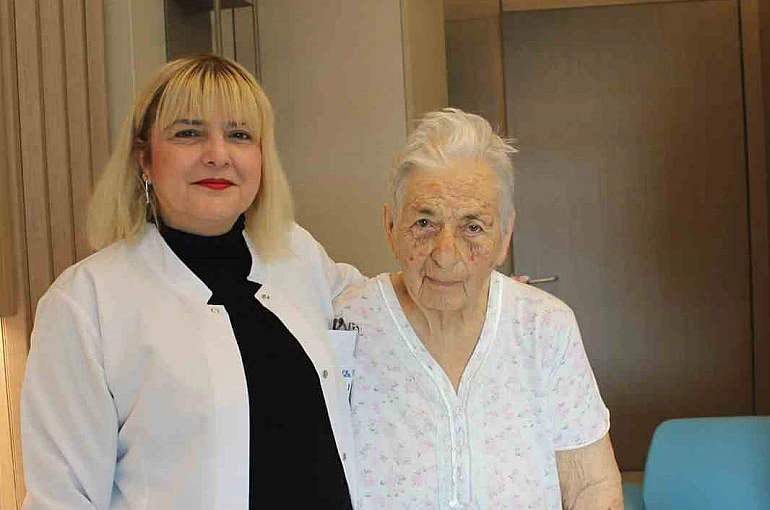 İnme geçiren 93 yaşındaki hasta akut tedaviyle ayağa kalktı 