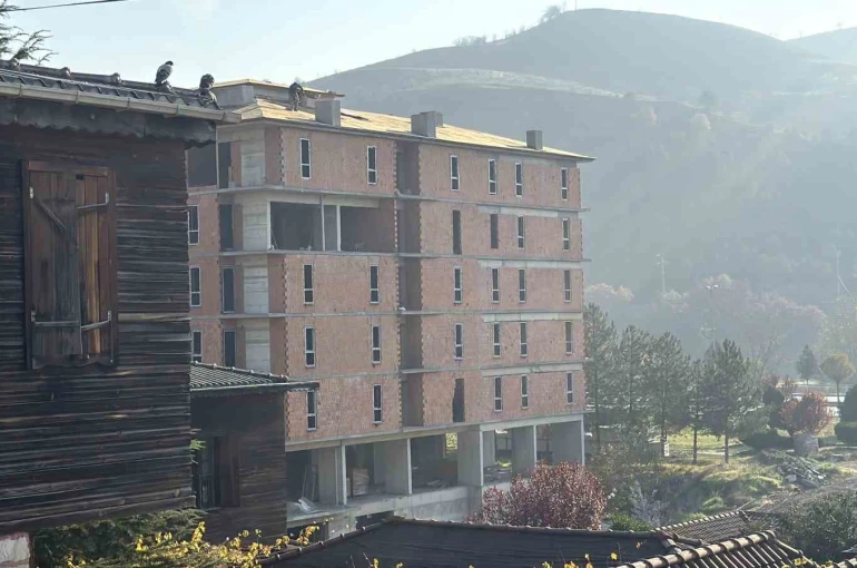 İnşaat çatısında tehlikeli çalışma kameraya yansıdı 