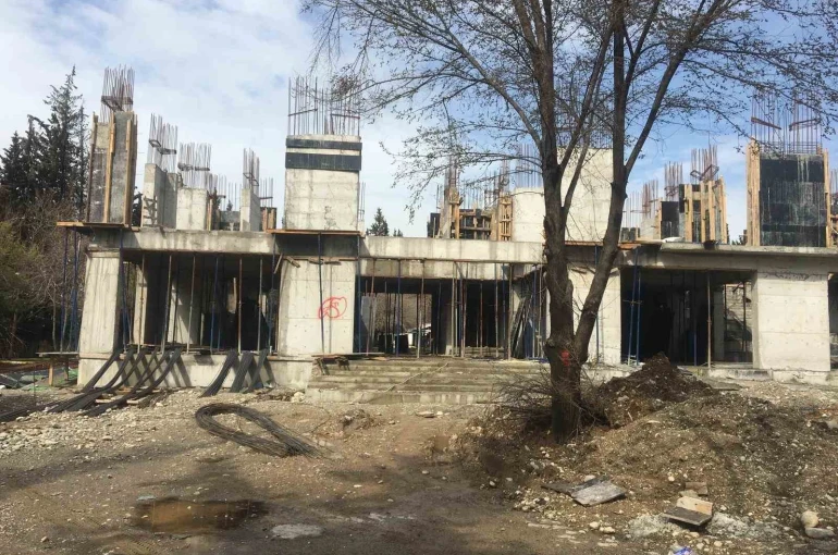 İnşaat işçisi yüksekten düşerek ağır yaralandı 