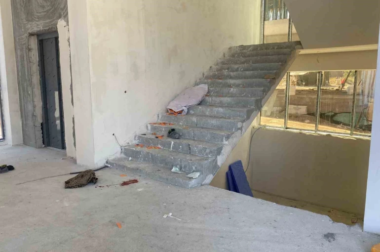 İnşaat merdivenlerinden yuvarlanan işçi yaralandı 