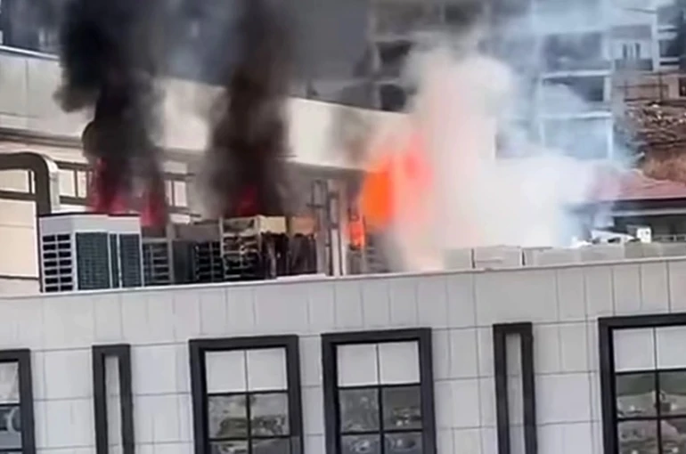 İnşaatı devam eden hükumet konağı çatısında korkutan yangın