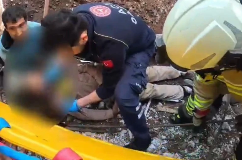 İnşaatta başına demir saplanan işçi ağır yaralandı 