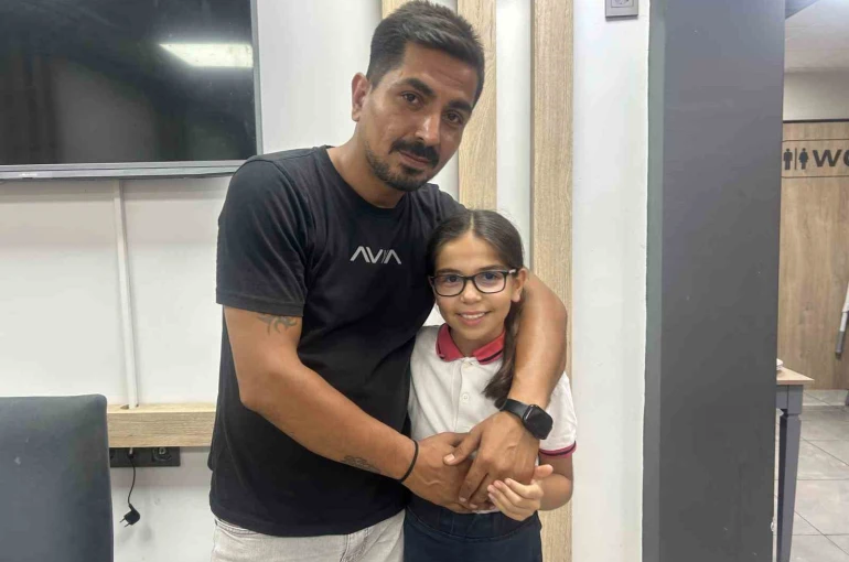İnternette gördüğü akımla tüm şehre kızının doğum gününü kutlattı 