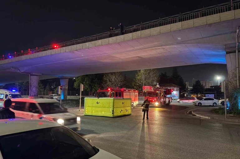 İntihar etmek için köprüye çıkan şahsı polis ikna etti 