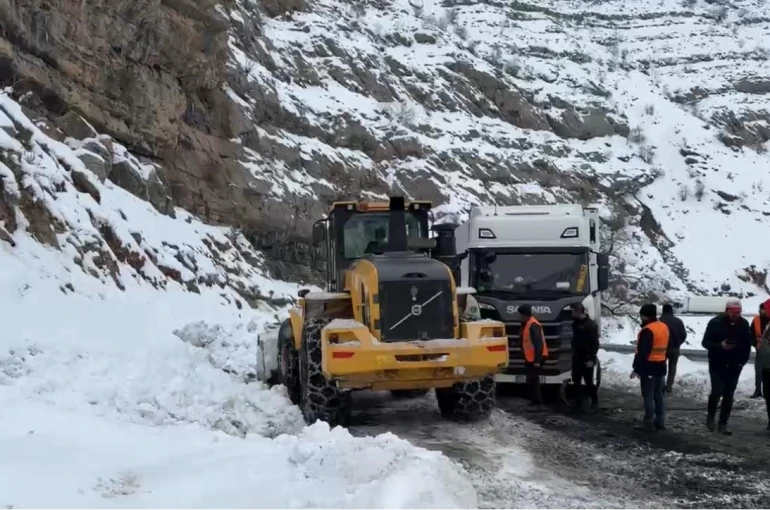 İpek yolunda tır kuyruğu: Hakkari Şırnak karayolunda yüzlerce tır mahsur kaldı 