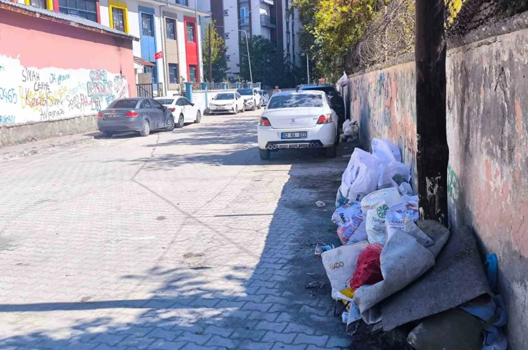 İpekyolu’nda velilerden belediyeye çöp tepkisi 