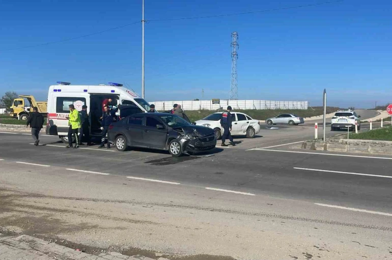 İpsala’da iki otomobil çarpıştı: 8 yaralı 