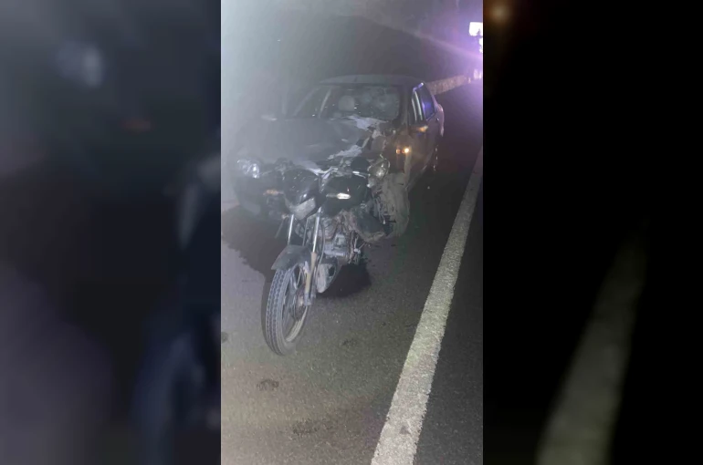 İpsala’da motosiklet otomobilin önüne saplandı: 3 yaralı