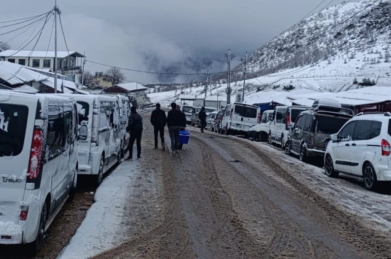 Irak sınırında ’sistem’ çilesi: Vatandaşlar kar altında sabahlıyor 