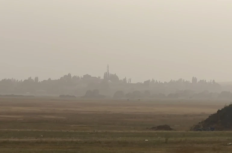 Irak ve Suriye’den gelen toz bulutu Yüksekova’yı kapladı 