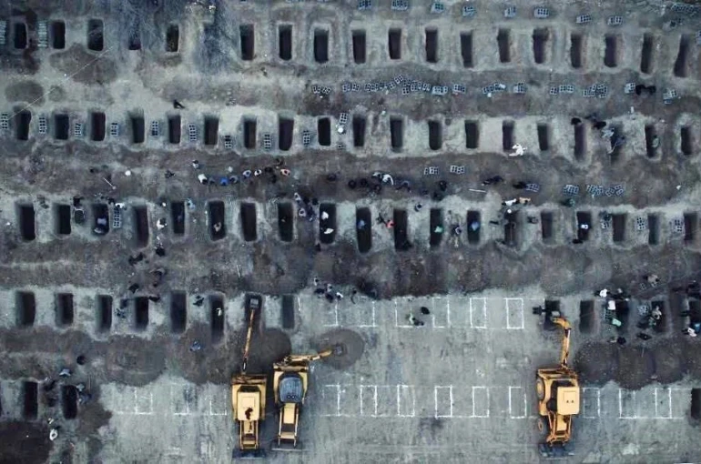 İran Dışişleri Bakanı Arakçi ilkokula düzenlenen saldırıda ölen çocuklar için kazılan mezarları paylaştı