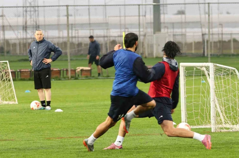 İran Milli Takımı kamp için Antalya’ya geldi 