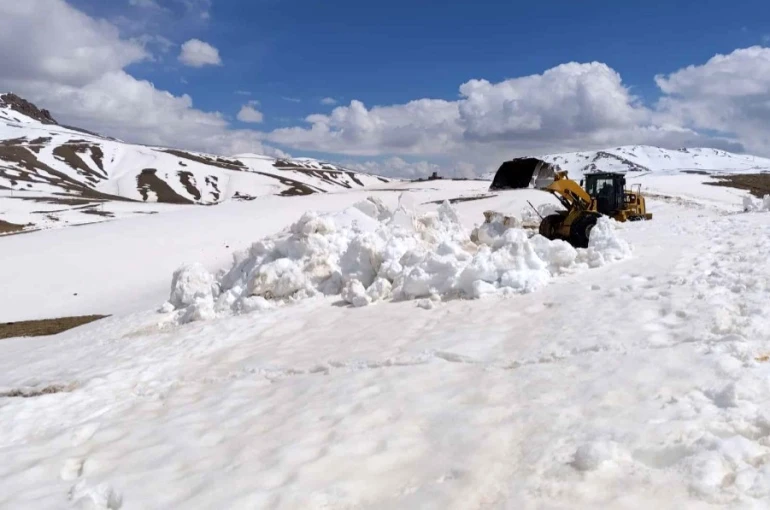 İran sınırında 3 metreyi aşan karda yol açma çalışması 