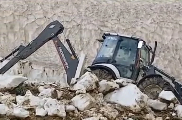 İran sınırındaki yayla yolları kardan temizleniyor 