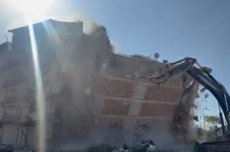 İş makinası, üzerine doğru yıkılan 6 katlı binanın altında kalmaktan saniyelerle kurtuldu