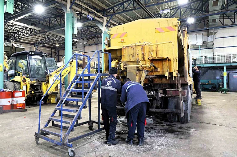 İş makinelerinin bakımı belediye atölyesinde yapılıyor 