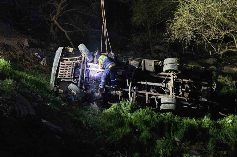 İş makinesi şarampole yuvarlandı: 1 ölü, 1 yaralı 