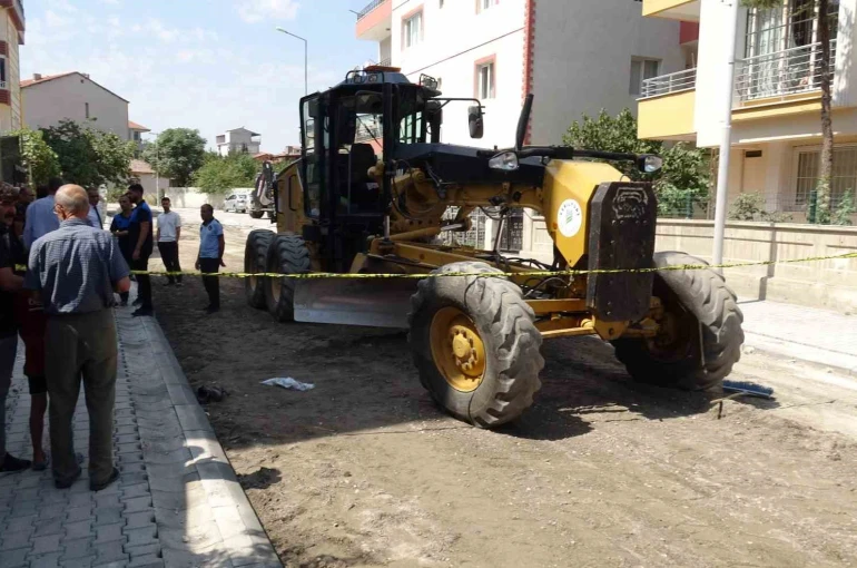 İş makinesinin altında kalan işçi hayatını kaybetti