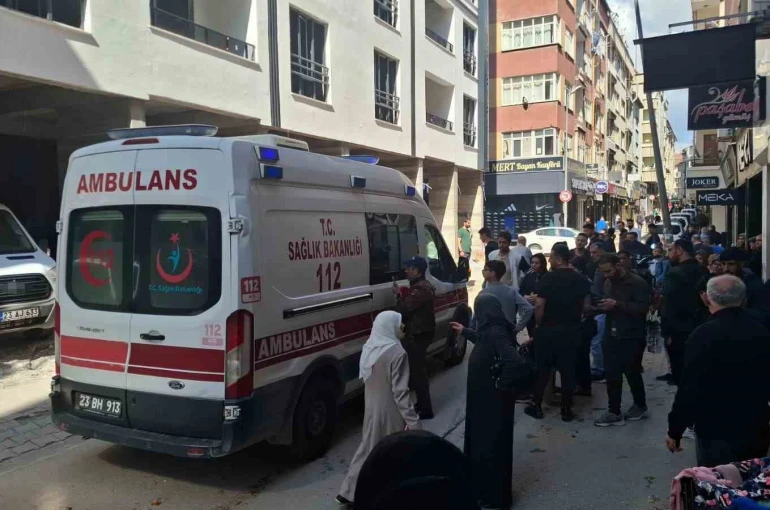 İş makinesinin çarptığı seyyar satıcı yaralandı 