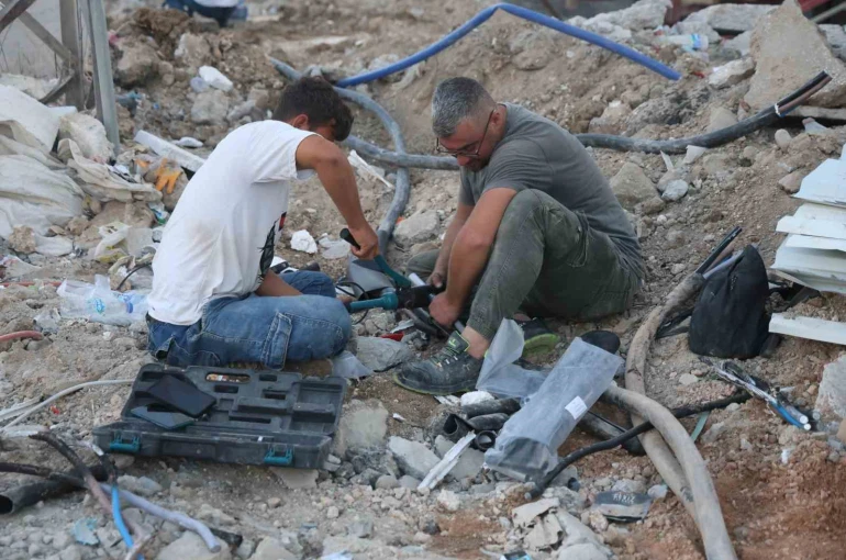 İş makinesinin teması sonrası yer altındaki elektrik kabloları bomba gibi patladı