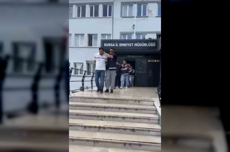 İş ve burs vaadiyle hesap avına çıkan şebekeye film gibi operasyon: Polis ’ikinci kişi’ rolüne girip çökertti 