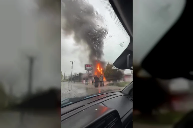 İş yeri alevlere teslim oldu 