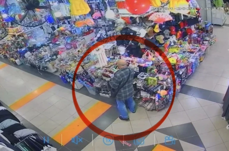 İş yeri sahibinden güvenlik kamerasına yakalanan hırsıza çağrı: "Çaldığın radyonun parasını getir" 