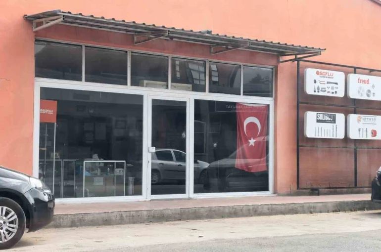 İş yerine ateş açıp kaçtılar