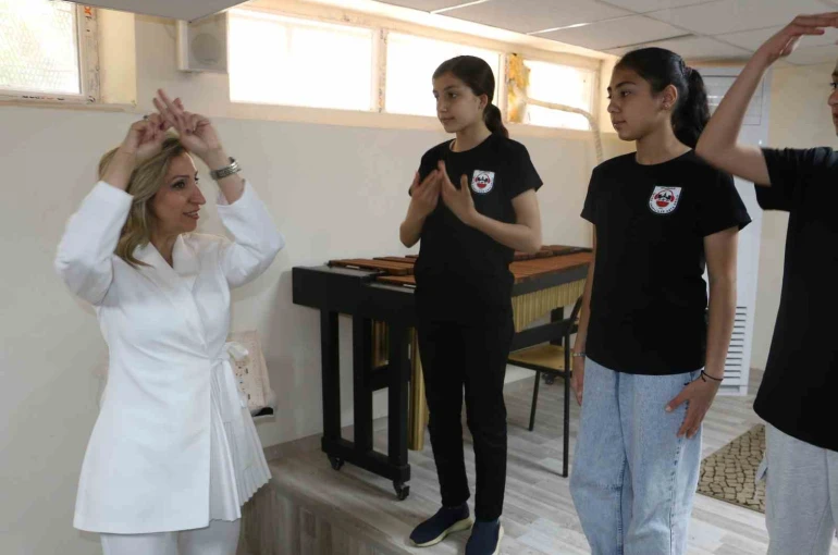 İşaret diliyle yürekten beste: "Sizi Ruhumla Duyabilirim"