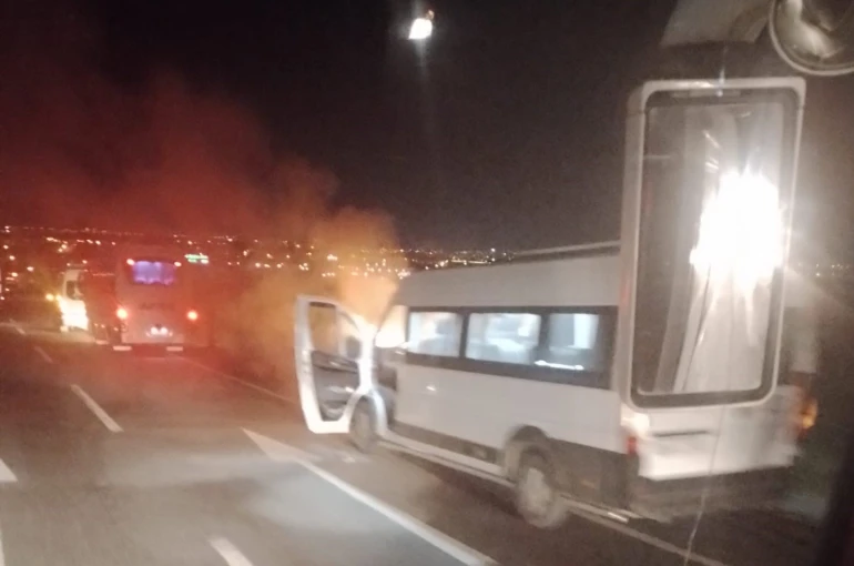 İşçi servis minibüsü alev aldı 