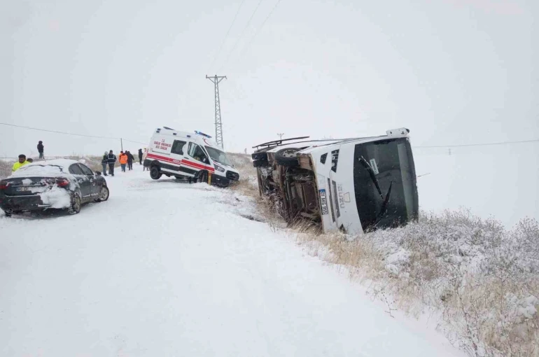 İşçi servisi devrildi, yardıma giden ambulans kara saplandı