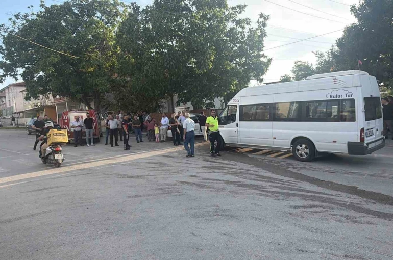 İşçi servisi ile otomobil çarpıştı: 5 yaralı