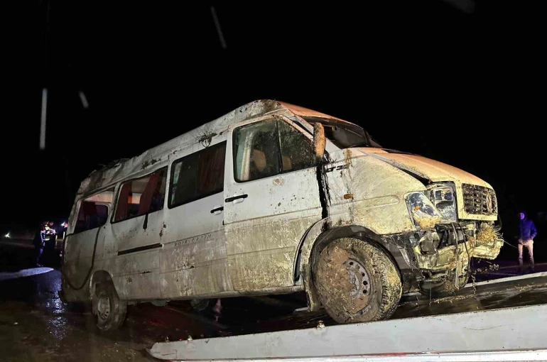 İşçi servisi şarampole devrildi: 17 yaralı 