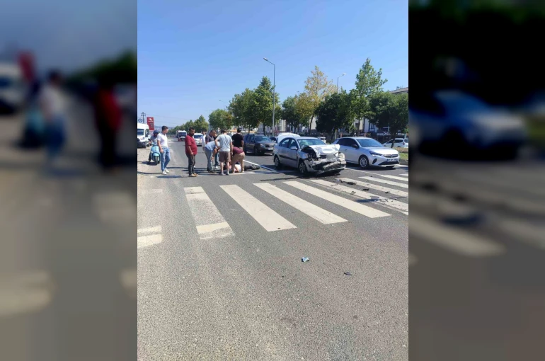 Işıklı kavşakta 2 otomobil çarpıştı: 1 yaralı 