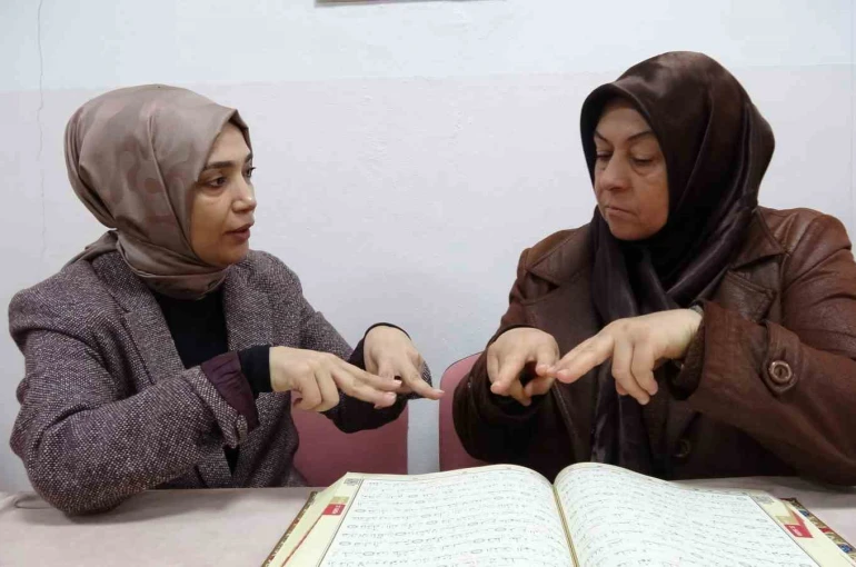 İşitme engelli kadın Kur’an-ı Kerim’i işaret diliyle öğrendi 