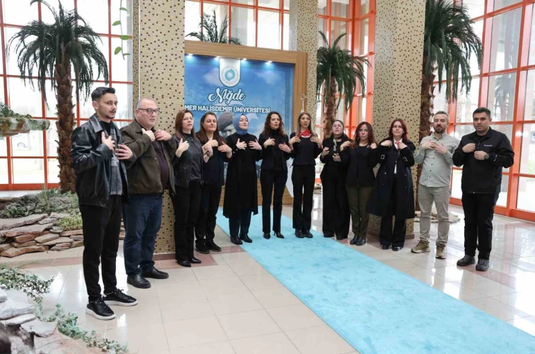İşitme engelli öğrencilerin hayatlarını kolaylaştırmak için işaret dili öğreniyorlar 
