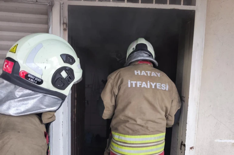 İskenderun’da evin mutfağı alevlere teslim oldu 