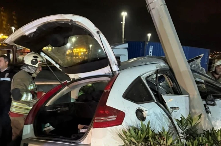 İskenderun’da hurdaya dönen otomobilin sürücüsü yaralandı 