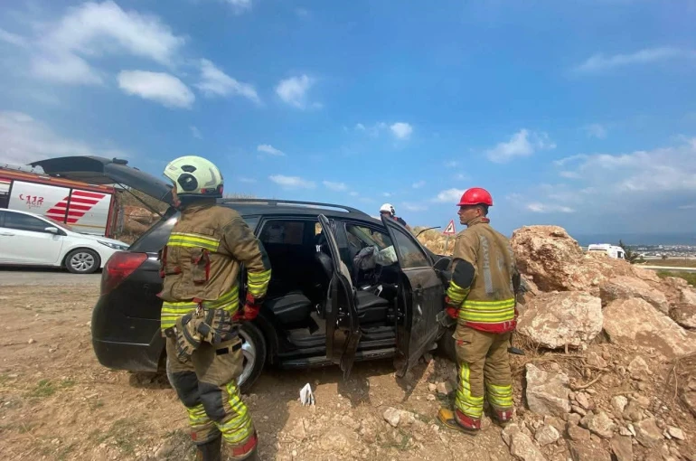 İskenderun’da kayalıklara çarpan otomobilin sürücüsü yaralandı