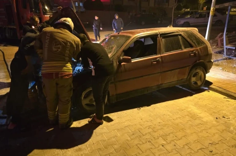 İskenderun’da otomobiL yangını 