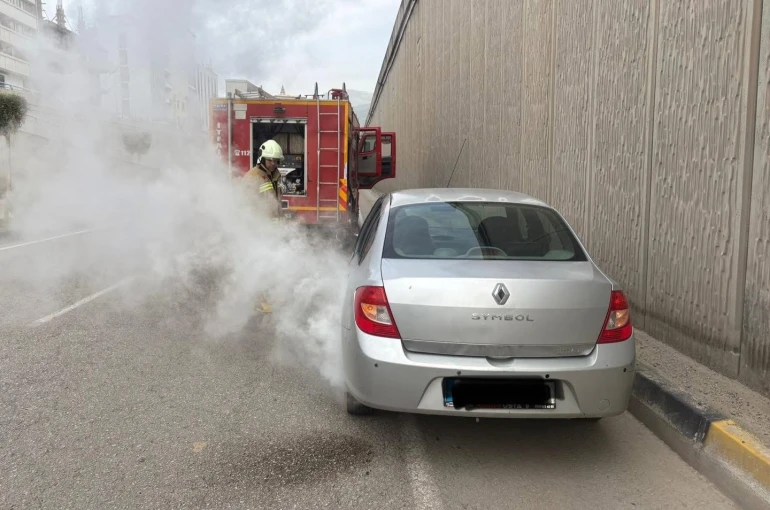 İskenderun’da otomobil yangını 