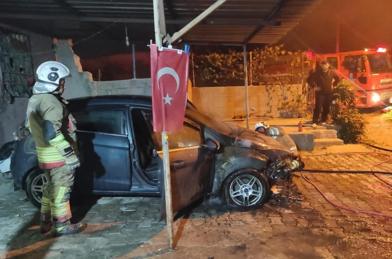 İskenderun’da otomobilin motorundan alevler yükseldi 